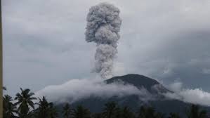 Gunung Ibu Halmahera Maluku Utara Luncurkan Abu Vulkanik Setinggi 1.200 meter